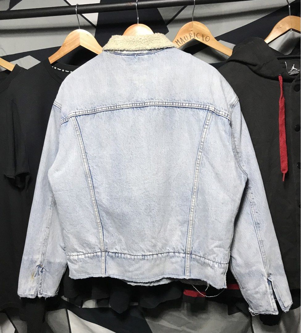 Levi’s sherpa distressed denim jacket (Category: Coats, Jackets and Outerwear) located in Manila. Submitted by boombapthrift (Listing ID 1462588426, Image 2). Description: width 23 length 25.