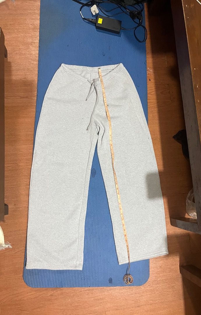 Light Grey Sweatpants (Category: Joggers) located in Quezon City. Submitted by freepenguin.23e658 (Listing ID 1462611724, Image 2). Description: there’s a few stain from a ballpen but surely it can easily be erased, bought this from shein and it costs me around 500 but its too long for it to fit me. size is (40 inch’s ) long and (14inchs) wide. Comfortable light grey sweatpants. Loose fit, great for lounging or casual wear. Elastic waistband for 