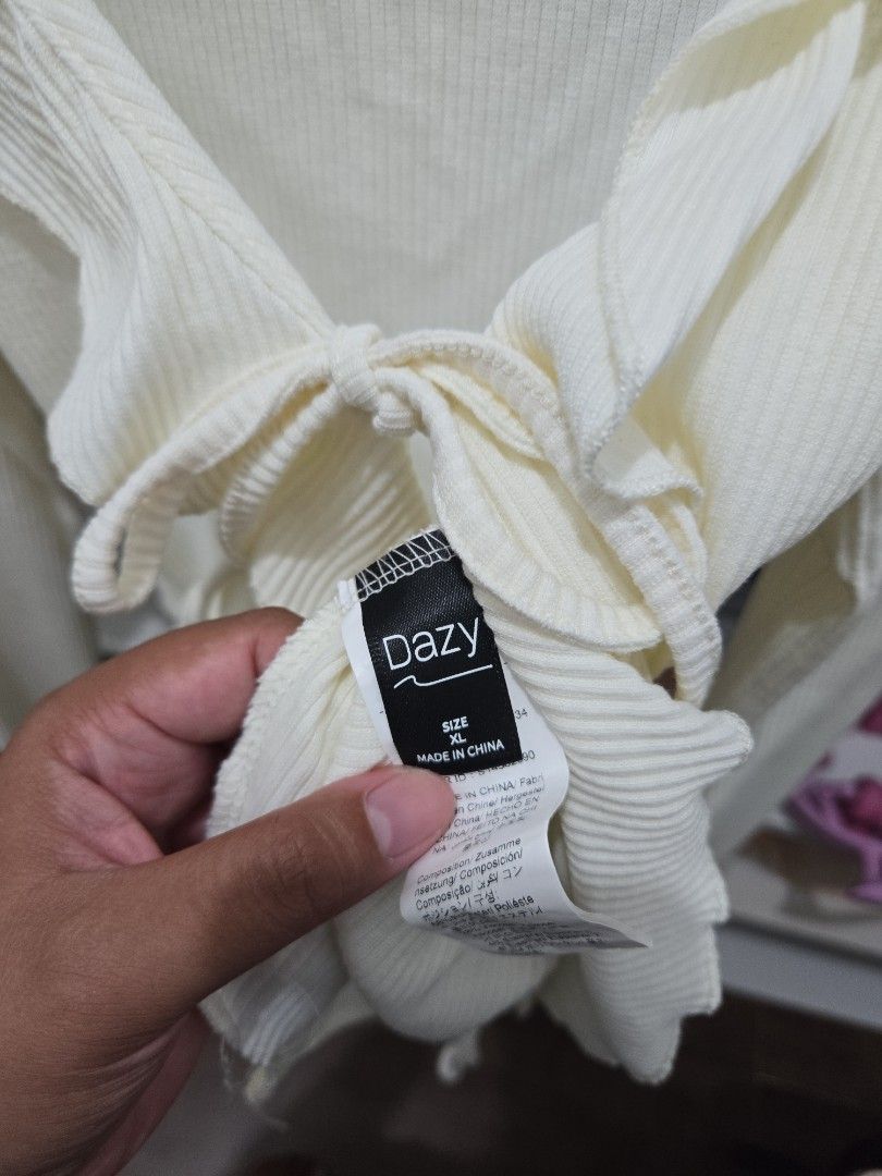Light Knitted White Cardigan - Dazy (Category: Longsleeves) located in Agoncillo. Submitted by ariannacvii (Listing ID 1462442968, Image 2). Description: 👚 Pre-Loved Light Knitted White Cardigan — ₱200 I’m currently decluttering my wardrobe and letting go of some of my pre-loved clothes! 🤍 • Size: XL • Brand: Dazy (SheIn) • Condition: Like New • Price: ₱200 ✨ Perfect for casual, everyday outfits and easy to style! 📌 IMPORTANT NOTE: Some of my 