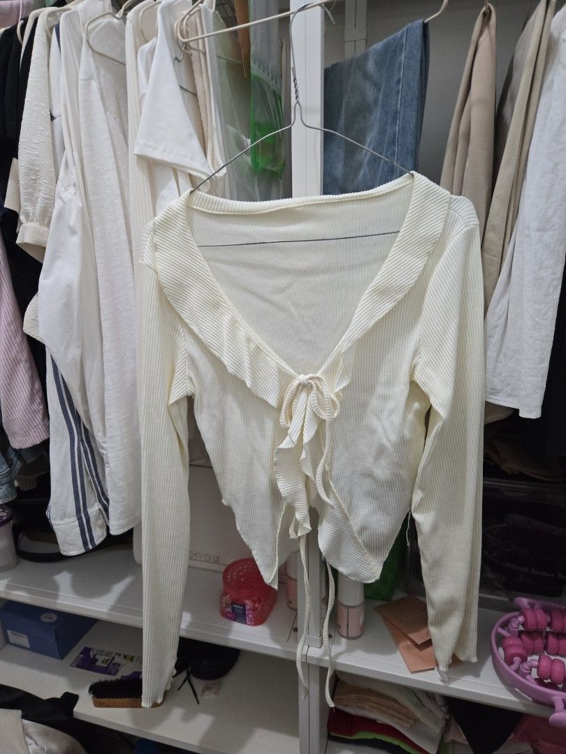 Light Knitted White Cardigan - Dazy (Category: Longsleeves) located in Agoncillo. Submitted by ariannacvii (Listing ID 1462442968, Image 1). Description: 👚 Pre-Loved Light Knitted White Cardigan — ₱200 I’m currently decluttering my wardrobe and letting go of some of my pre-loved clothes! 🤍 • Size: XL • Brand: Dazy (SheIn) • Condition: Like New • Price: ₱200 ✨ Perfect for casual, everyday outfits and easy to style! 📌 IMPORTANT NOTE: Some of my 