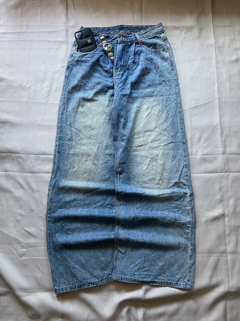 LIGHT WASHED BAGGY PANTS (Category: Jeans) located in Bacolod City. Submitted by clerkhexx (Listing ID 1462646032, Image 1). Description: BAGGY LIGHT WASHED PANTS Mine 350+shipping fee Measurements: Waist: 28-29 Lenght: 45 Thigh: 14 Leg Hole: 12 Condition of this item 9 - color rate 9.5 - issue heeldrag Check every photos for conditions of the item .