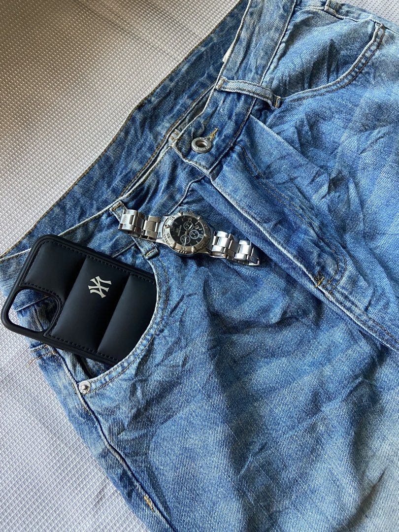 LIGHT WASHED BAGGY PANTS (Category: Jeans) located in Bacolod City. Submitted by clerkhexx (Listing ID 1462646032, Image 2). Description: BAGGY LIGHT WASHED PANTS Mine 350+shipping fee Measurements: Waist: 28-29 Lenght: 45 Thigh: 14 Leg Hole: 12 Condition of this item 9 - color rate 9.5 - issue heeldrag Check every photos for conditions of the item .