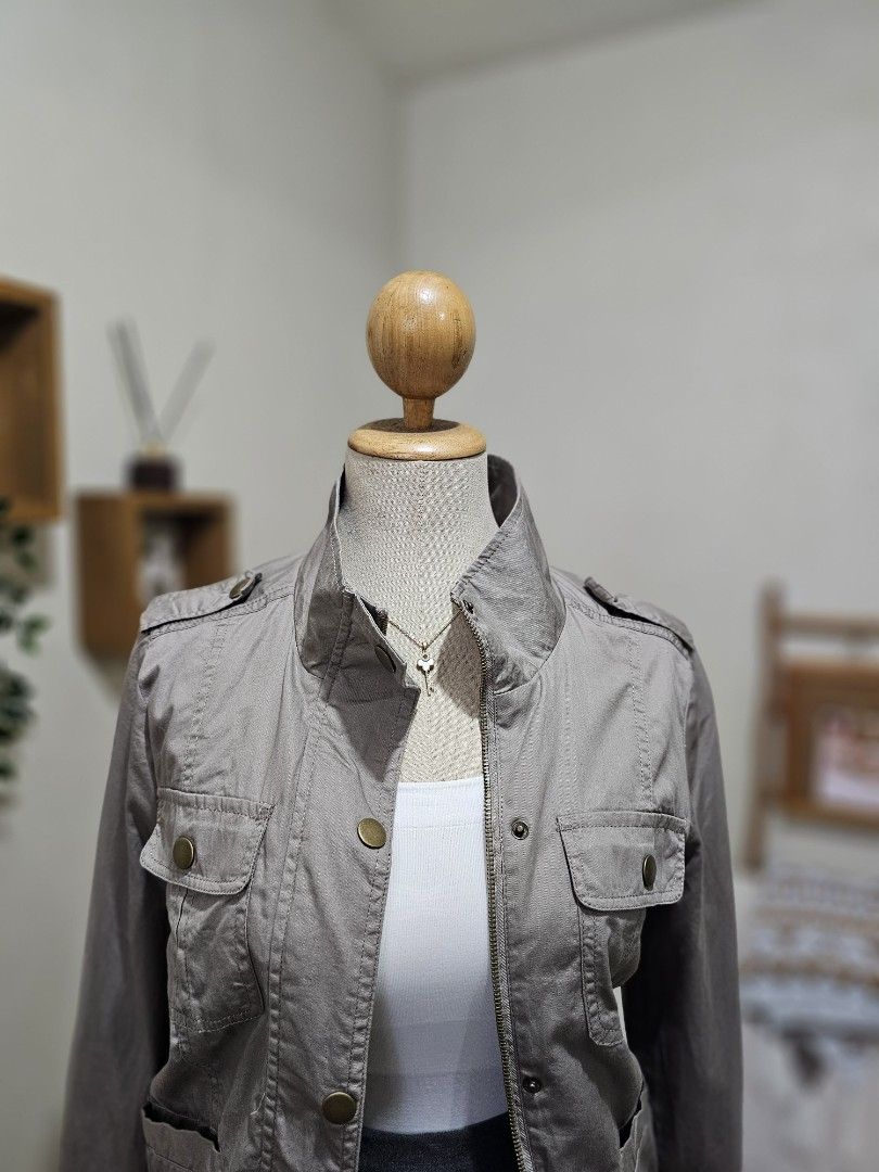Lightweight gray jacket (Category: Coats, Jackets and Outerwear) located in Pasig City. Submitted by geesbox (Listing ID 1462462053, Image 2). Description: .