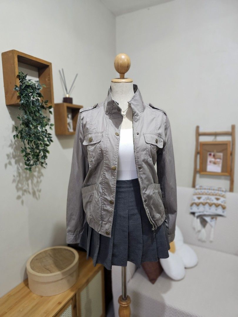 Lightweight gray jacket (Category: Coats, Jackets and Outerwear) located in Pasig City. Submitted by geesbox (Listing ID 1462462053, Image 1). Description: .