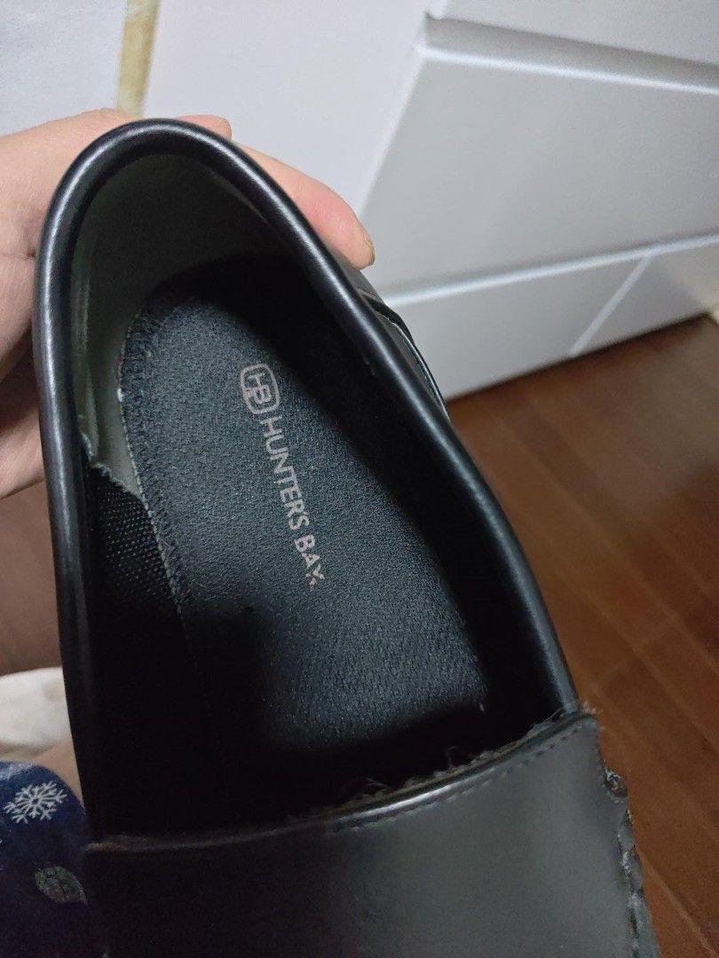 Loafer Black Shoes (Category: Casual Shoes) located in Manila. Submitted by thebageditph (Listing ID 1462445061, Image 2). Description: 👞 HUNTER’S BAY MEN’S LOAFERS • Size: 12 • Color: Black • Slip-on loafers • Classic and versatile style • Good for office, work, casual or semi-formal wear • Pre-loved — please check photos for actual condition 💰 ₱1200 NEGOTIABLE 📍 Quezon City 🚚 Meet-up / delivery available 📩 PM for inquiries RFS: Declutterin