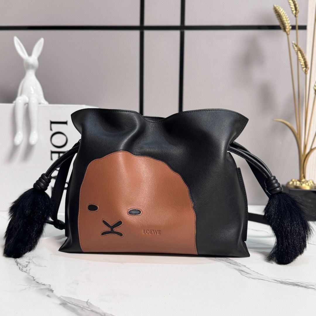 Loewe Amazona Legendary Handbag (Category: Shoulder Bags) located in Valenzuela. Submitted by joszheu82 (Listing ID 1462454686, Image 1). Description: .