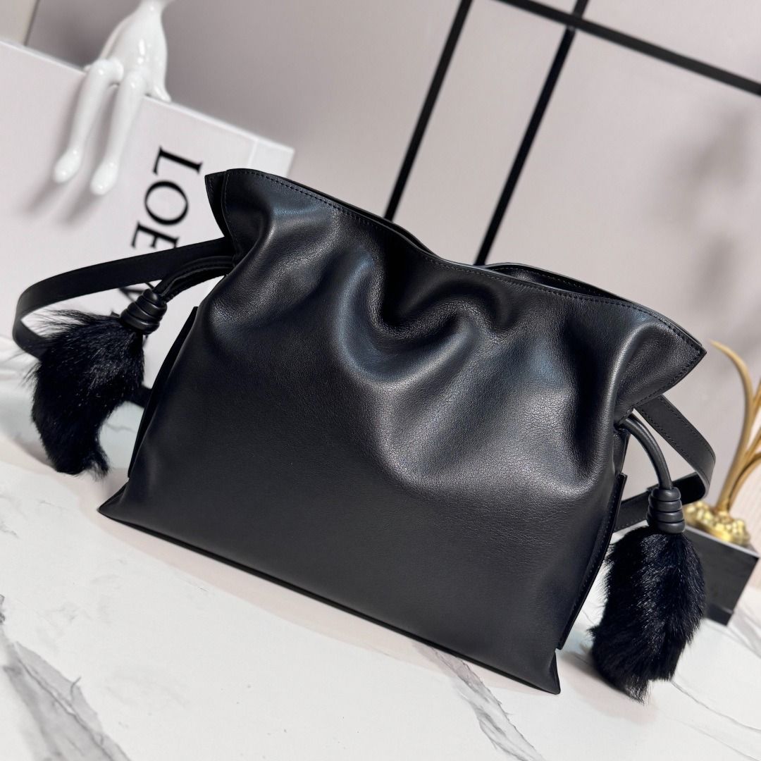 Loewe Amazona Legendary Handbag (Category: Shoulder Bags) located in Valenzuela. Submitted by joszheu82 (Listing ID 1462454686, Image 3). Description: .