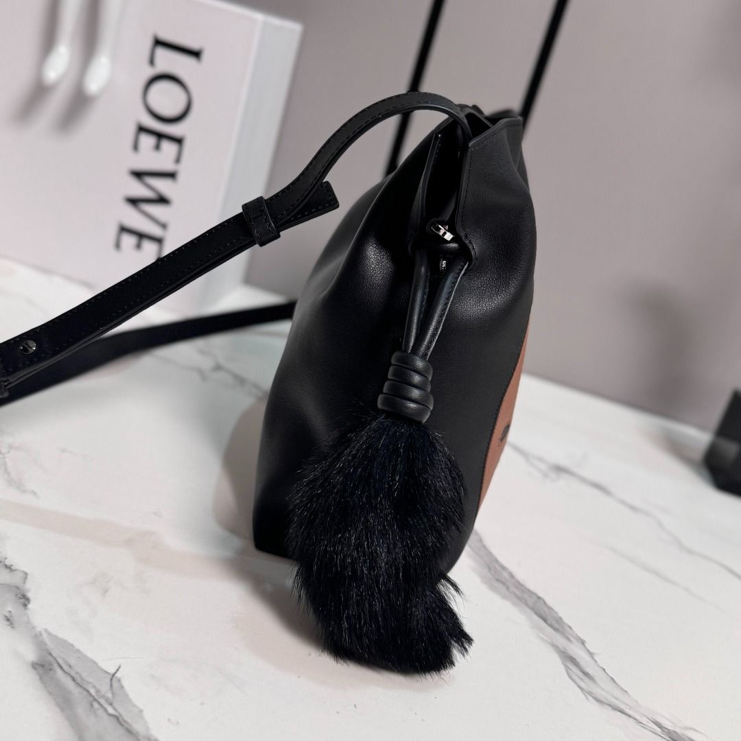 Loewe Amazona Legendary Handbag (Category: Shoulder Bags) located in Valenzuela. Submitted by joszheu82 (Listing ID 1462454686, Image 2). Description: .