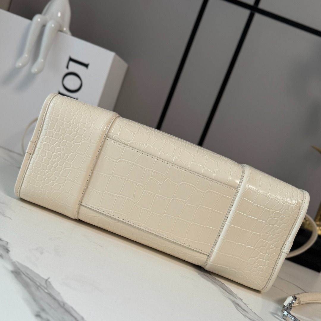 Loewe Amazona Legendary Handbag (Category: Shoulder Bags) located in Caloocan City. Submitted by webassamav14833 (Listing ID 1462455322, Image 3). Description: .