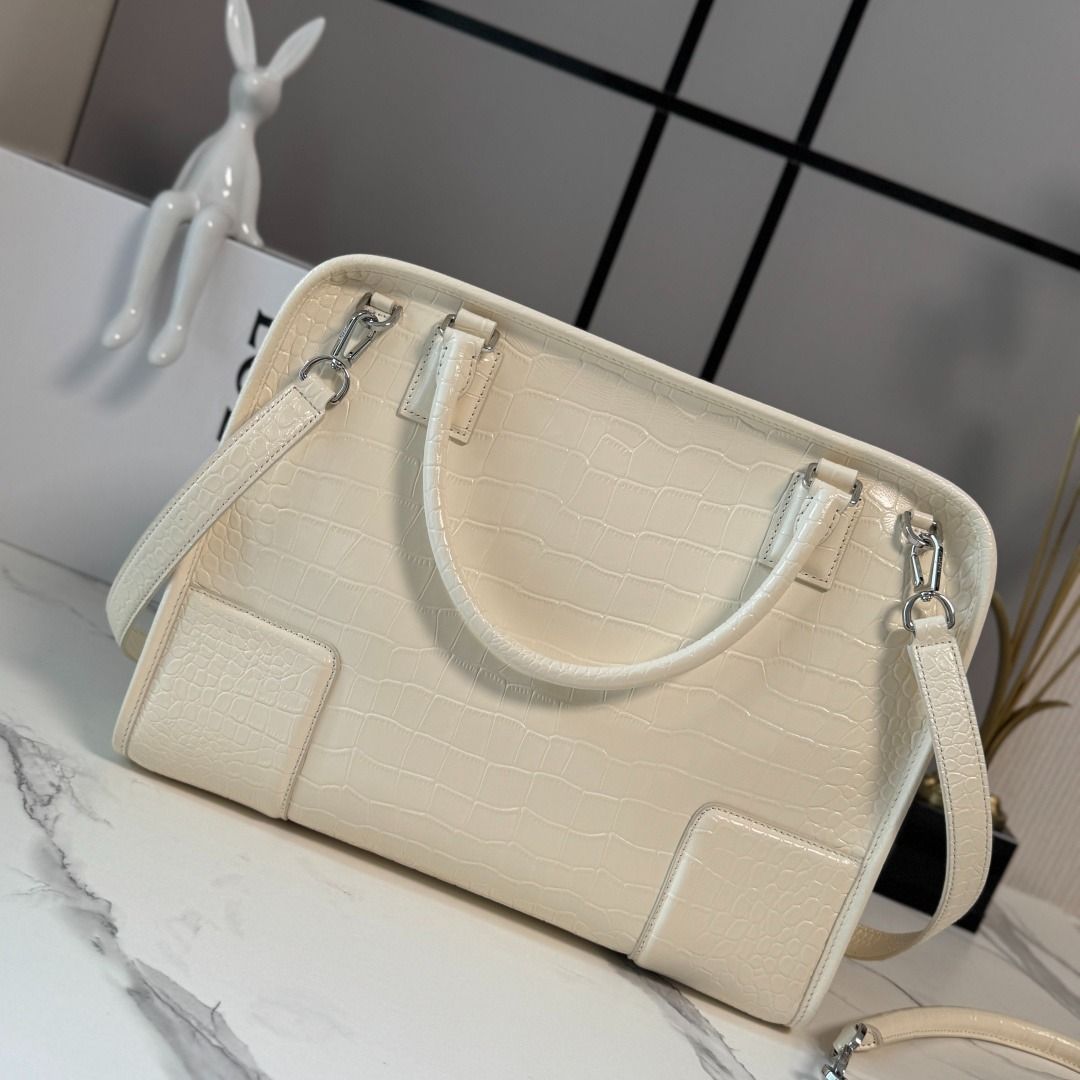 Loewe Amazona Legendary Handbag (Category: Shoulder Bags) located in Caloocan City. Submitted by webassamav14833 (Listing ID 1462455322, Image 2). Description: .
