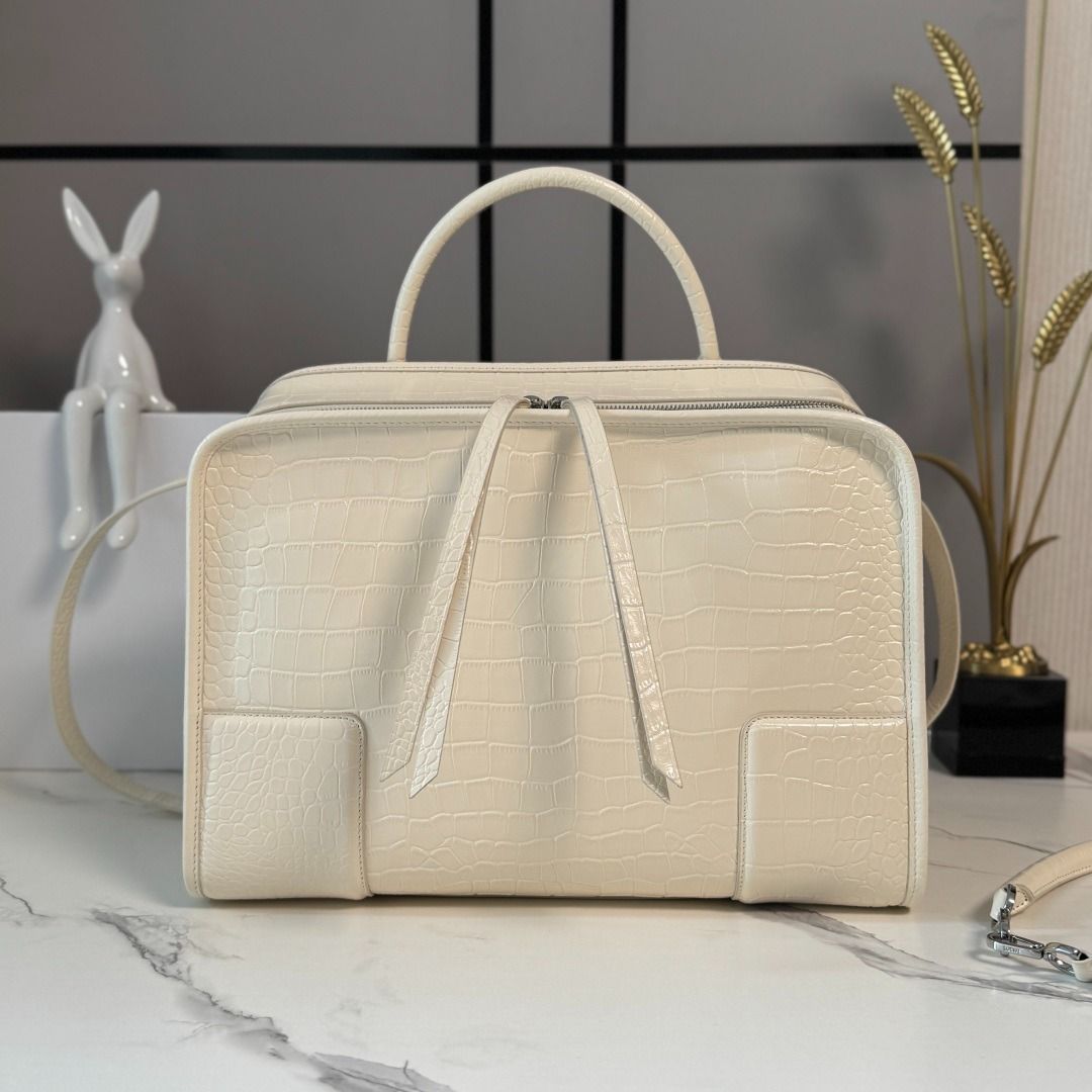 Loewe Amazona Legendary Handbag (Category: Shoulder Bags) located in Caloocan City. Submitted by webassamav14833 (Listing ID 1462455322, Image 1). Description: .