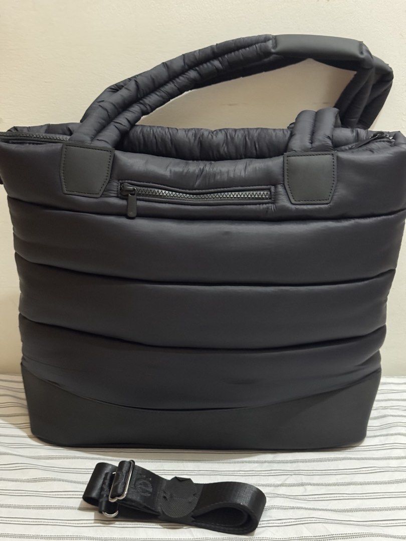 Lole Puffer Tote bag (Category: Announcements) located in Quezon City. Submitted by branded_jo (Listing ID 1462678057, Image 2). Description: Lole Puffer Tote Bag Color Black Large Size Brand new with tag Bought in Canada Lalamove Ready.