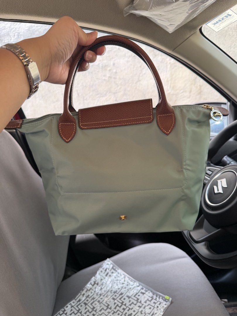 LONGCHAMP LE PLIAGE HANDBAG SMALL (Category: Shoulder Bags) located in Cebu City. Submitted by grandowl_71a765 (Listing ID 1462445801, Image 3). Description: IN VERY GOOD CONDITION •used only twice •bought in rustan’s last may 2026 •original price ₱9,800❌ •color: celadon •price slightly nego •includes paper bag •decluttering 📍cebu 📦j&t / maxim / meet up 💳gotyme / maribank 📥 dm if interested.