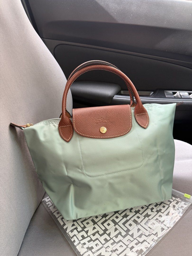 LONGCHAMP LE PLIAGE HANDBAG SMALL (Category: Shoulder Bags) located in Cebu City. Submitted by grandowl_71a765 (Listing ID 1462445801, Image 1). Description: IN VERY GOOD CONDITION •used only twice •bought in rustan’s last may 2026 •original price ₱9,800❌ •color: celadon •price slightly nego •includes paper bag •decluttering 📍cebu 📦j&t / maxim / meet up 💳gotyme / maribank 📥 dm if interested.