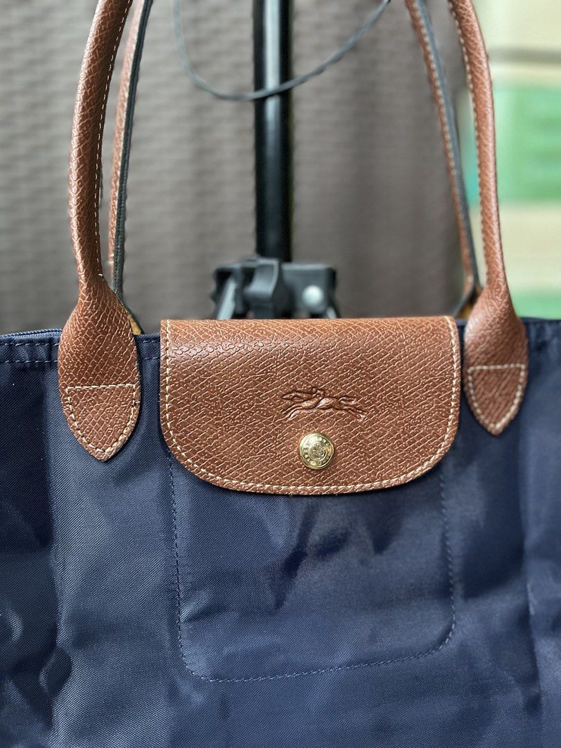 Longchamp longhandle navy blue (Category: Shoulder Bags) located in San Jacinto. Submitted by kellysthrift_ (Listing ID 1462539472, Image 2). Description: Navy blue longchamp.