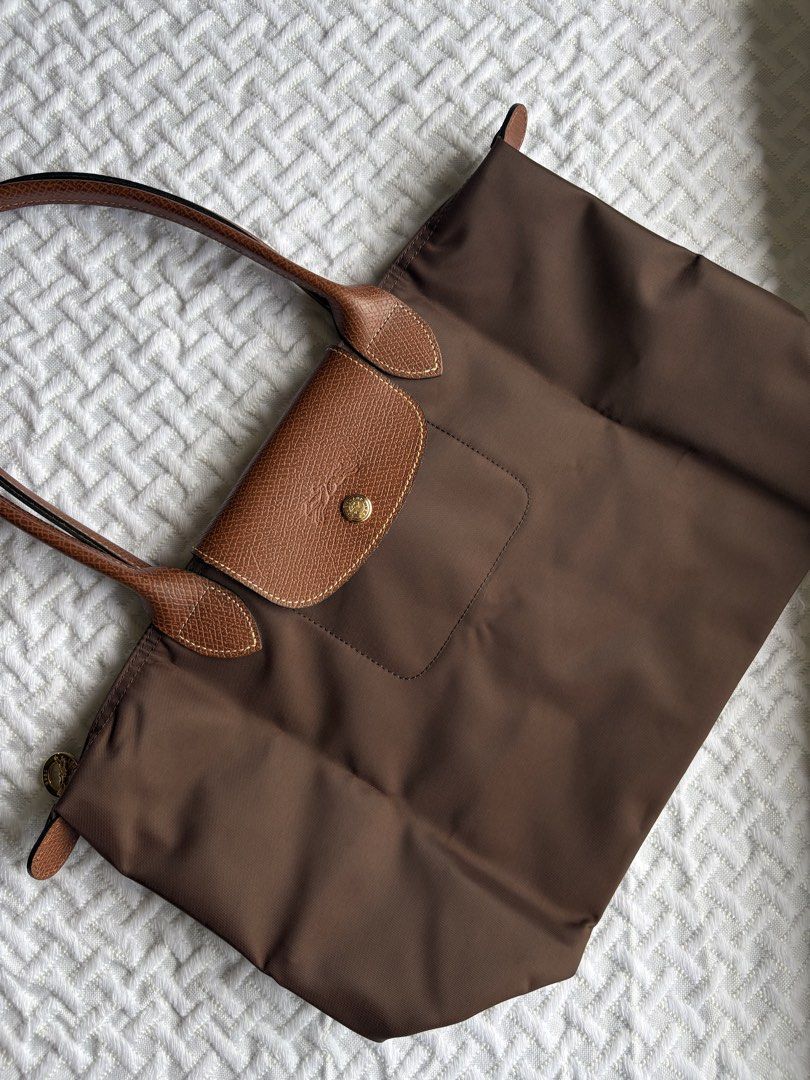 longchamp preloved large long handle ebony (Category: Tote Bags) located in Bacolod City. Submitted by poppylouri.ph (Listing ID 1462456310, Image 2). Description: Authentic. Like new LC large long ebony (moka name now) No flaws. MOP: Gcash, gotyme bank or BPI only. NO COD. Pay now, ship tomorrow. SF c/o buyer. .