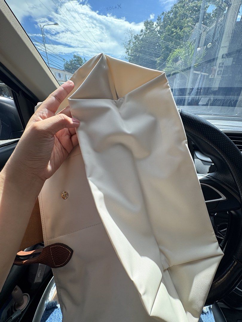 Longchamp preloved MLH papier (Category: Tote Bags) located in Bacolod City. Submitted by poppylouri.ph (Listing ID 1462456820, Image 2). Description: Authentic. Preloved excellent condition LC medium long handle in papier. MOP: Gcash, gotyme bank or BPI only. NO COD. Pay now, ship tomorrow. SF c/o buyer. .