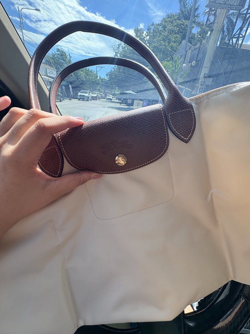 Longchamp preloved MLH papier (Category: Tote Bags) located in Bacolod City. Submitted by poppylouri.ph (Listing ID 1462456820, Image 1). Description: Authentic. Preloved excellent condition LC medium long handle in papier. MOP: Gcash, gotyme bank or BPI only. NO COD. Pay now, ship tomorrow. SF c/o buyer. .