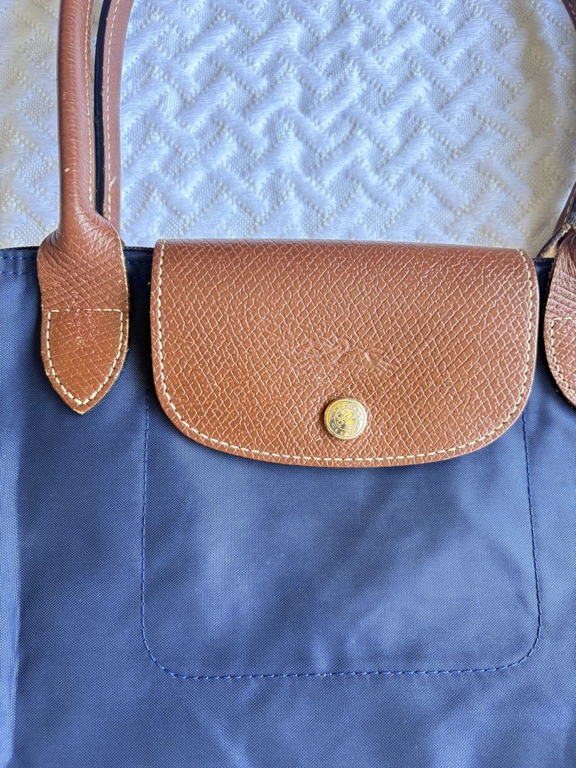 Longchamp preloved small long handle navy (Category: Tote Bags) located in Bacolod City. Submitted by poppylouri.ph (Listing ID 1462455442, Image 3). Description: Authentic. Preloved old version longchamp small long in navy. Good condition. MOP: Gcash, gotyme bank or BPI only. NO COD. Pay now, ship tomorrow. SF c/o buyer. .
