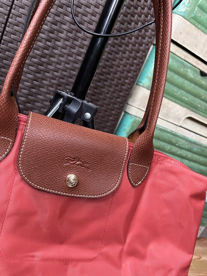 Longchamp tomato medium longhandle (Category: Tote Bags) located in San Jacinto. Submitted by kellysthrift_ (Listing ID 1462539775, Image 2). Description: Longchamp tomato.
