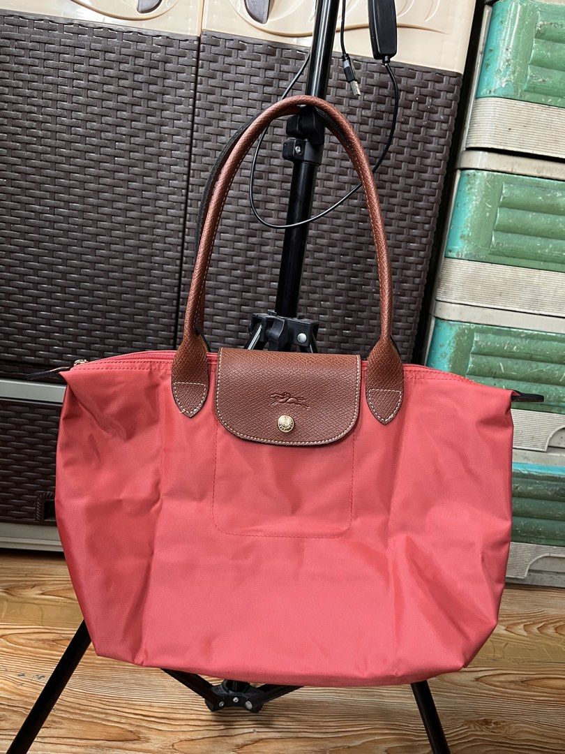 Longchamp tomato medium longhandle (Category: Tote Bags) located in San Jacinto. Submitted by kellysthrift_ (Listing ID 1462539775, Image 1). Description: Longchamp tomato.