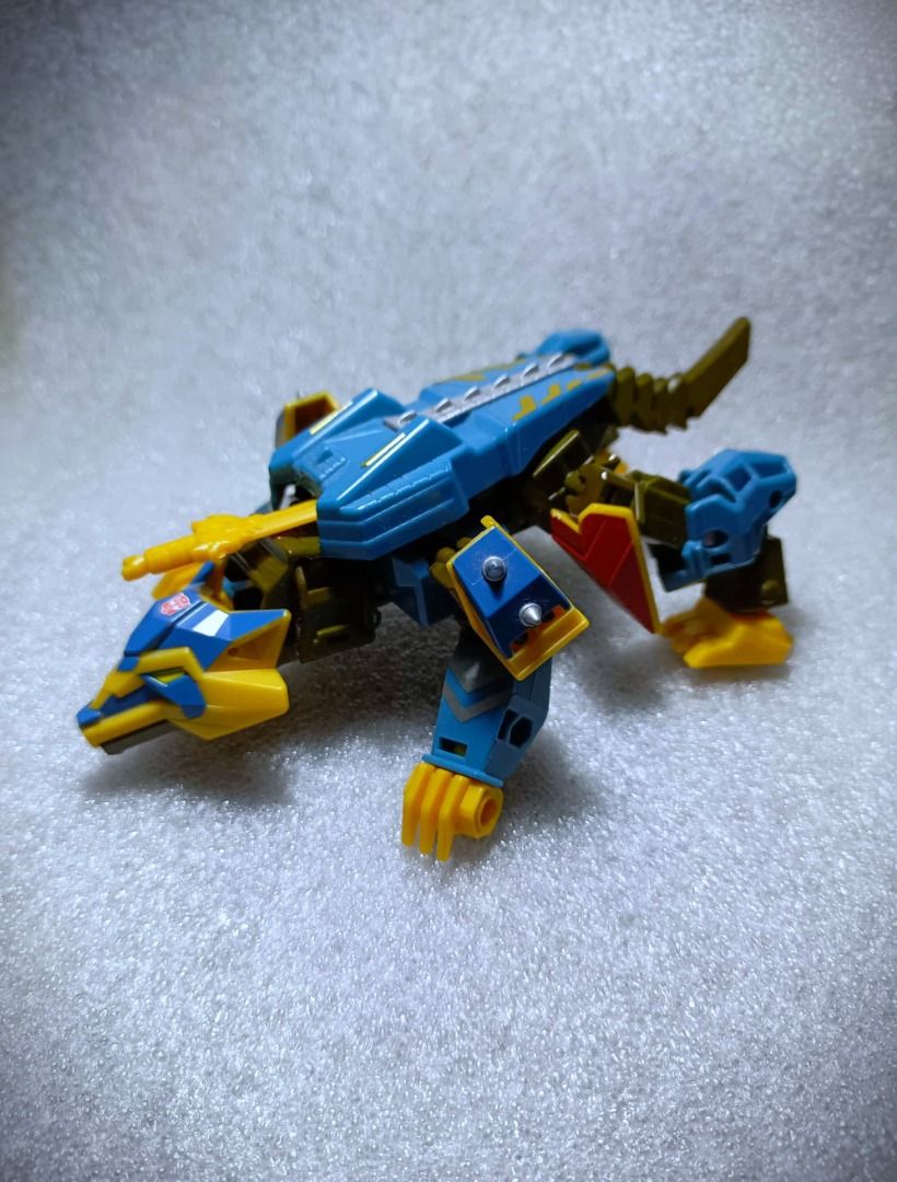 Loose Cyberverse THUNDERHOWL Hasbro Deluxe Class Decepticon Transformers (Category: Action & Battle Toys) located in Pasay City. Submitted by Chariselyn (Listing ID 1462642831, Image 2). Description: Loose Cyberverse THUNDERHOWL (400+sf) Hasbro Deluxe Class Decepticon Transformers Series: Cyberverse Adventure, 2018 Scale: 5 inches Stock: 1 Condition: 9/10 Issues: 0 Accessories: with weapons, no manual Mode of Payment: GCash or through your rider 