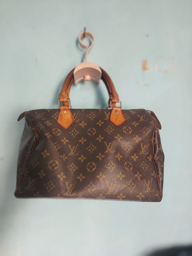 Louis Vuitton (Category: Tote Bags) located in Manila. Submitted by del96 (Listing ID 1462477272, Image 2). Description: Minimal sign of usage.
