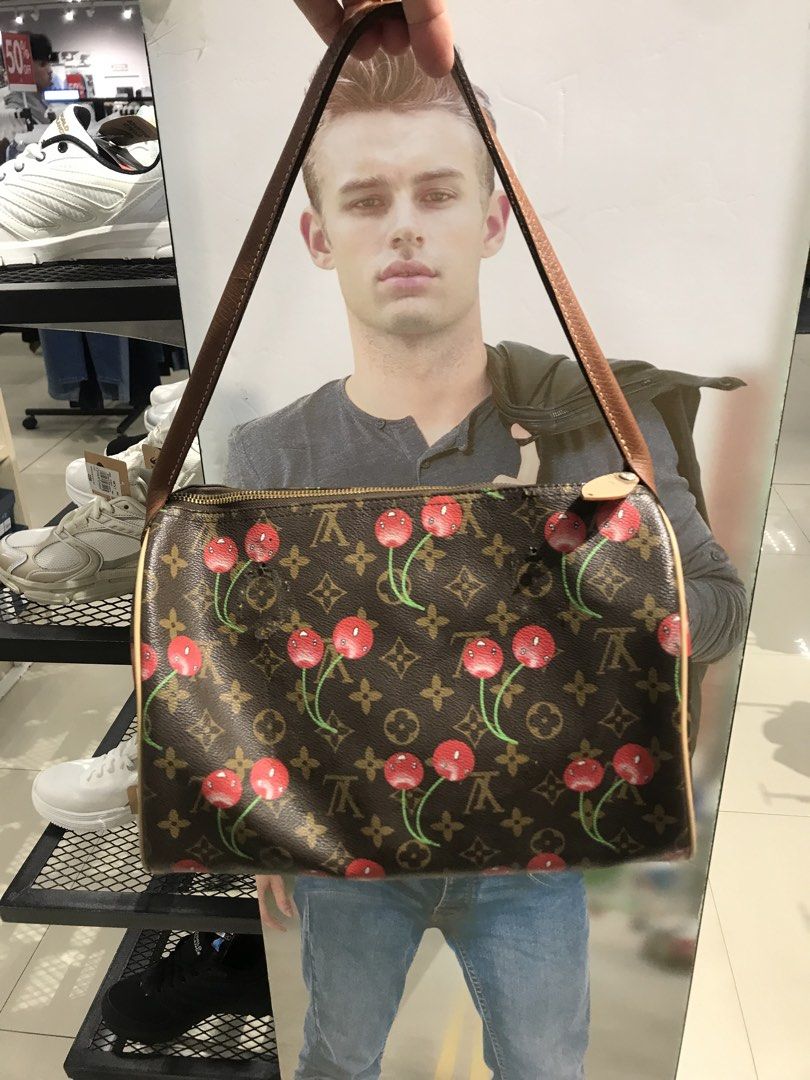 Lv impaired (Category: Tote Bags) located in Balete No 2. Submitted by troyesybang (Listing ID 1462454990, Image 3). Description: Isue replaced strap nGA.