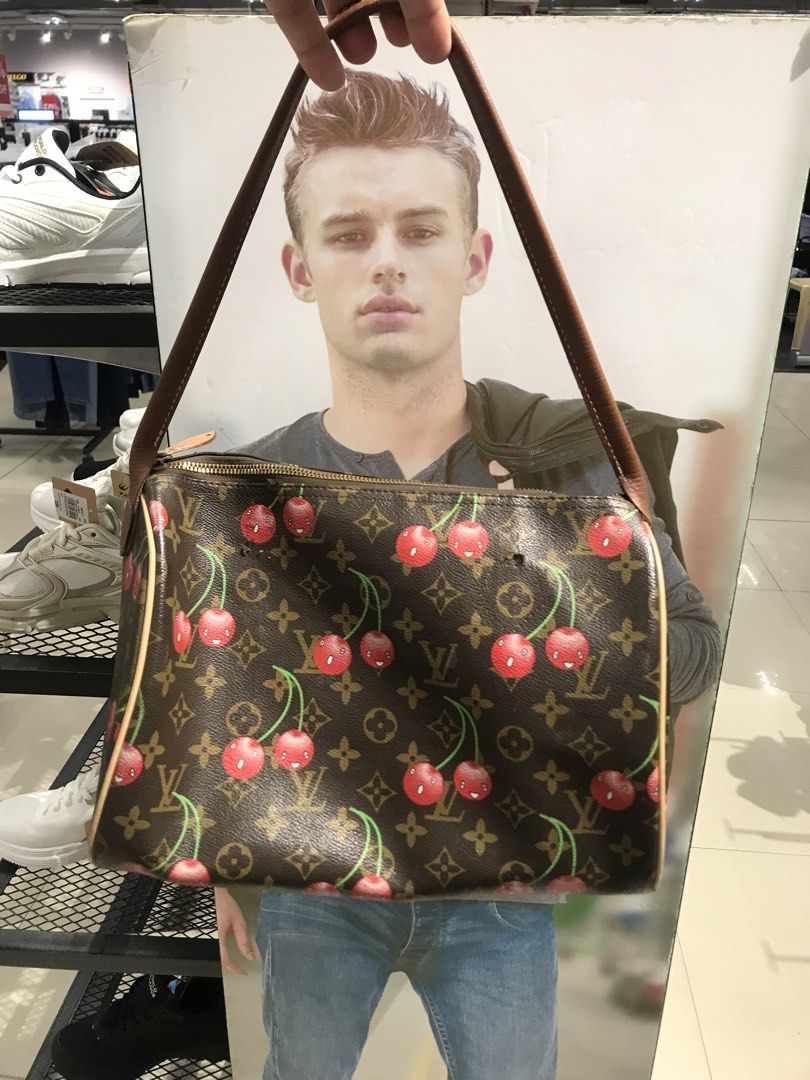 Lv impaired (Category: Tote Bags) located in Balete No 2. Submitted by troyesybang (Listing ID 1462454990, Image 1). Description: Isue replaced strap nGA.