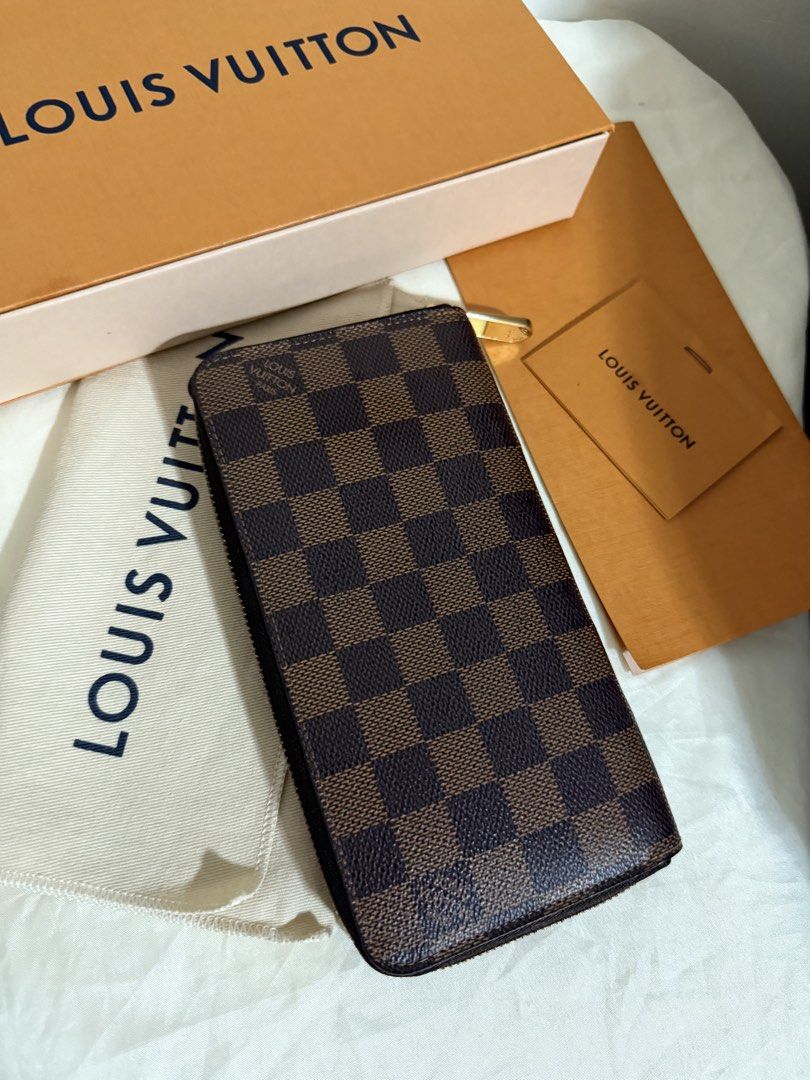 LV Zippy Damier Ebene Canvas Wallet (Category: Luxury Bags & Wallets) located in Pasig City. Submitted by toryluxebags (Listing ID 1462650844, Image 3). Description: LV Zippy Damier Ebene Canvas Wallet Excellent Condition No Issues Comes with Box and Dustbag P18,999 ONLY .