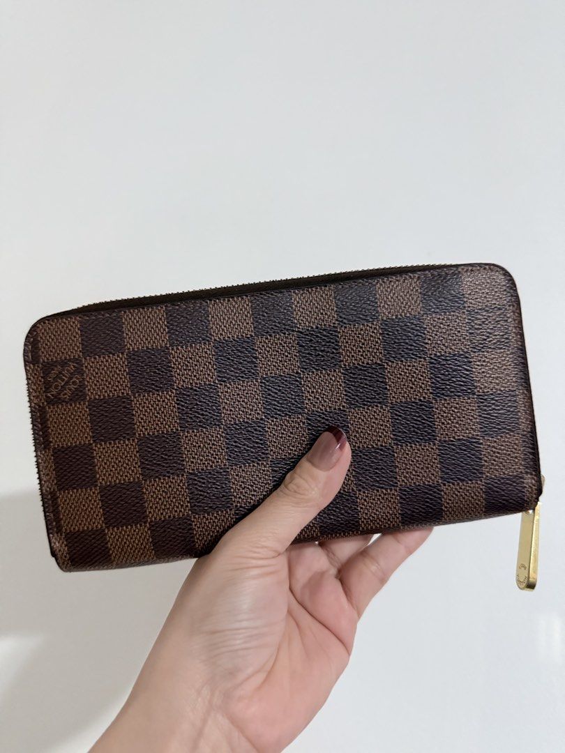 LV Zippy Damier Ebene Canvas Wallet (Category: Luxury Bags & Wallets) located in Pasig City. Submitted by toryluxebags (Listing ID 1462650844, Image 2). Description: LV Zippy Damier Ebene Canvas Wallet Excellent Condition No Issues Comes with Box and Dustbag P18,999 ONLY .