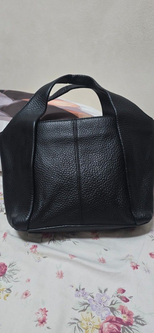 Malo Black Leather Tote Bag (Category: Tote Bags) located in Antipolo. Submitted by happinessprelove (Listing ID 1462565835, Image 2). Description: - Genuine Malo black leather tote bag - Pebbled leather texture for a sophisticated look - Spacious main compartment for all your essentials - Convenient inner pocket for organization - Elegant gold hardware details - Comes with original dust bag - Ideal for everyday wear and versatile styling.