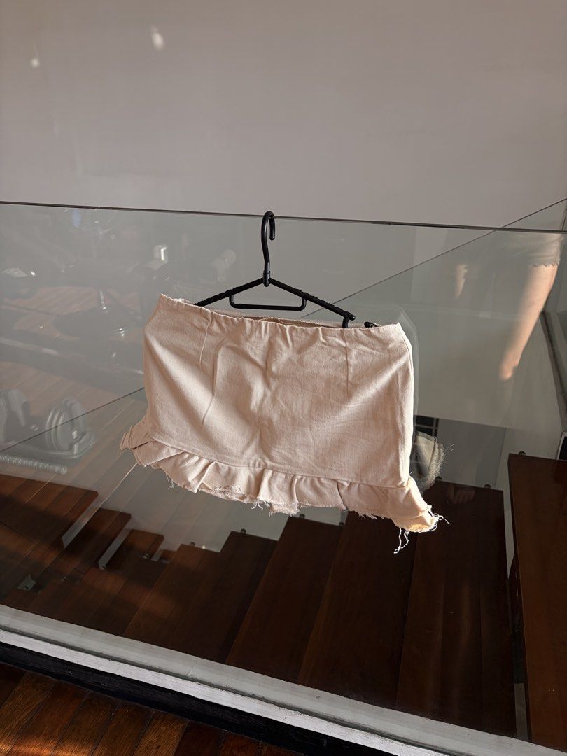 Mango Beige Ruffled Hem Mini Skirt (Category: Skirts) located in Quezon City. Submitted by laurencorpuz (Listing ID 1462676626, Image 3). Description: Cute beige mini skirt with a ruffled, raw-edge hem..