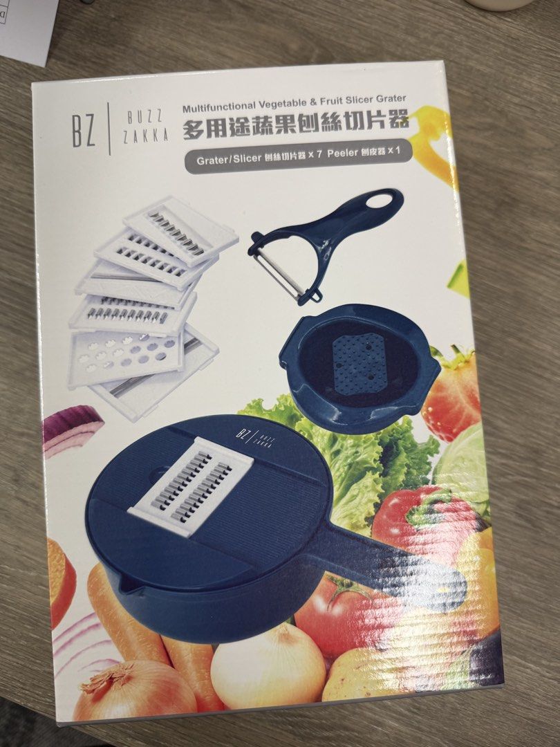 Manning Buzz Zakka 多用途刨絲切片器連削皮器 （分類：刀和砧板）位於 Hong Kong。 由 collectionkroller 提交（商品編號 1462550688，圖片 1）。簡介： 係 Buzz Zakka 嘅多用途蔬菜水果刨絲切片器，一套有齊唔同嘅刨絲刀片同埋一個削皮器。可以刨絲、切片，仲有容器裝住啲嘢，乾淨又方便。屋企煮餸必備，慳水慳力。。