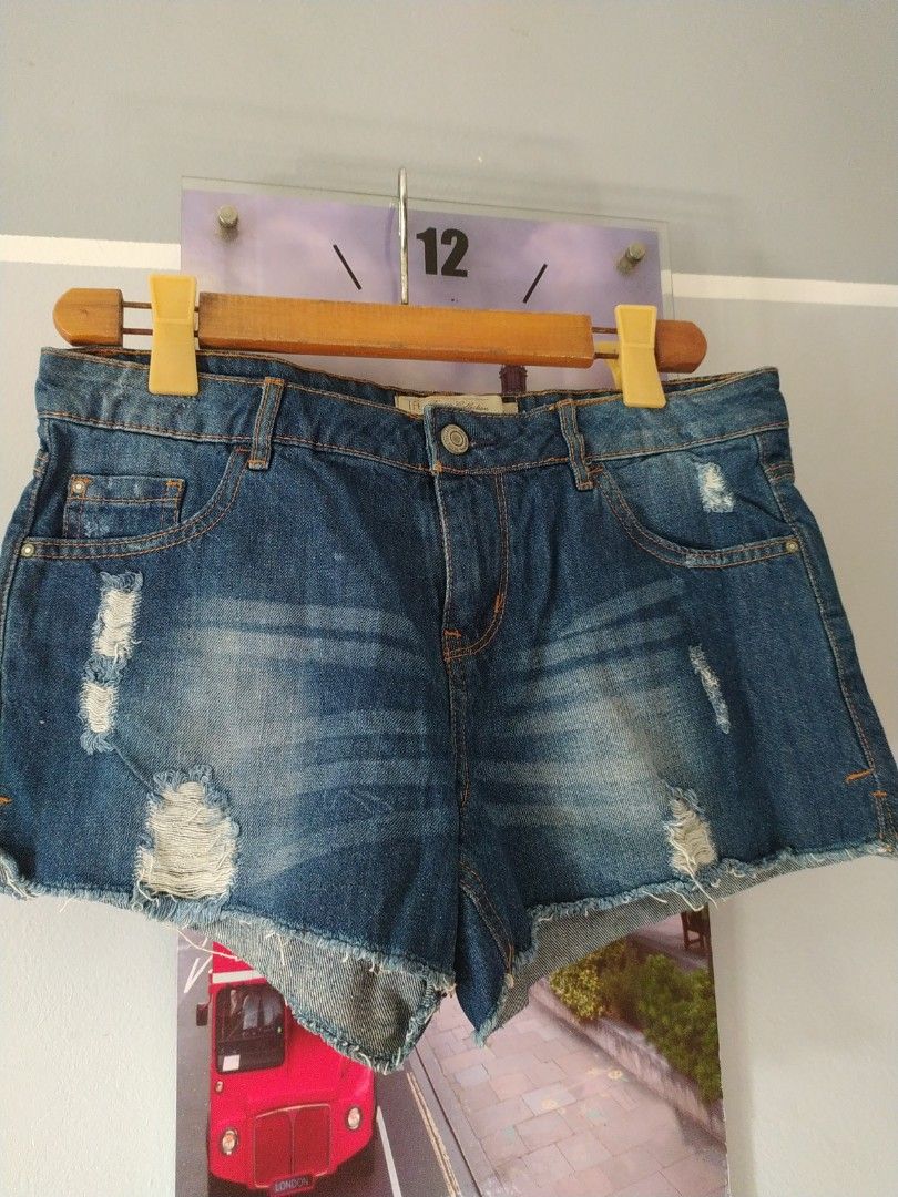 Maong short (Category: Shorts) located in Manila. Submitted by timtam04 (Listing ID 1462440672, Image 1). Description: waistline 32 length 11inches buy1take1.