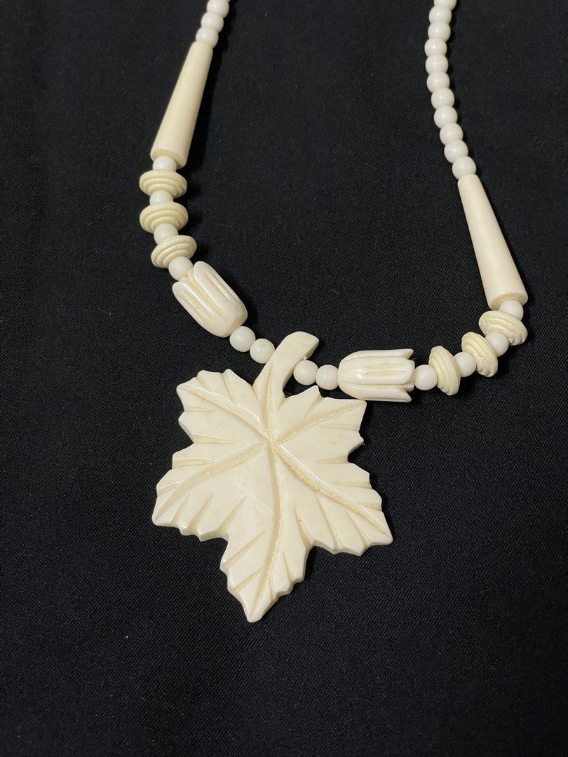 Maple Leaf Necklace (Category: Necklaces) located in Bukit Mertajam. Submitted by que.store2 (Listing ID 1462636607, Image 3). Description: Classic vintage maple leaf necklace, It has slight signs of use but remains in good condition. Chain length: 47 cm. Classic vintage style..