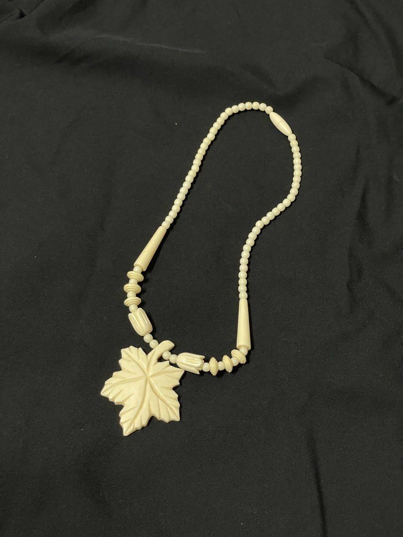 Maple Leaf Necklace (Category: Necklaces) located in Bukit Mertajam. Submitted by que.store2 (Listing ID 1462636607, Image 1). Description: Classic vintage maple leaf necklace, It has slight signs of use but remains in good condition. Chain length: 47 cm. Classic vintage style..