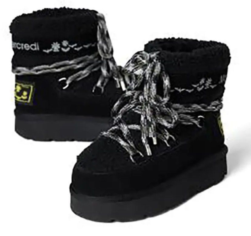 Mardi Mercredi Black Platform Boots (Category: Boots) located in Baguio. Submitted by workwear2600 (Listing ID 1462521885, Image 1). Description: - Mardi Mercredi black platform boots - Cozy sherpa lining for warmth - Lace-up closure - Platform sole for added height - Cute floral embroidery detail on the side - Comes with original tag - Ideal for colder weather -Size 29cm outsole.