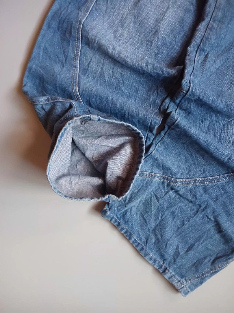 massive side pockets baggy pants (Category: Jeans) located in San Isidro. Submitted by lagloots (Listing ID 1462615749, Image 3). Description: size 30 length 41 thigh 13.5 hem 10.5 stain issue already washed.