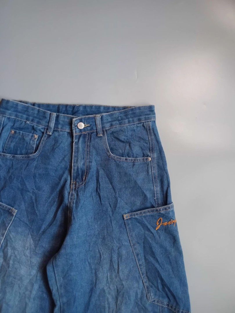 massive side pockets baggy pants (Category: Jeans) located in San Isidro. Submitted by lagloots (Listing ID 1462615749, Image 2). Description: size 30 length 41 thigh 13.5 hem 10.5 stain issue already washed.