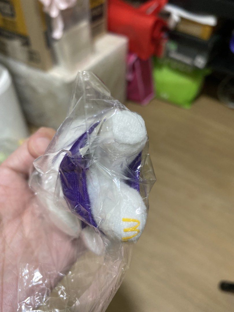 Mcdo X Sanrio - Hello Kitty Graduation Charm (Category: Character Goods) located in Pasig City. Submitted by fantasticnooks (Listing ID 1462599031, Image 3). Description: 📌 PLEASE READ BEFORE BUYING (PLUSHIES) Posted item/s are pre-loved plush toys. Minor signs of use such as dust, fabric wear, light discoloration, loose stitches, stains, faded tags, or pen markings may be present. Plush condition varies, so please manage expectations. 🧸🔍 WYSI