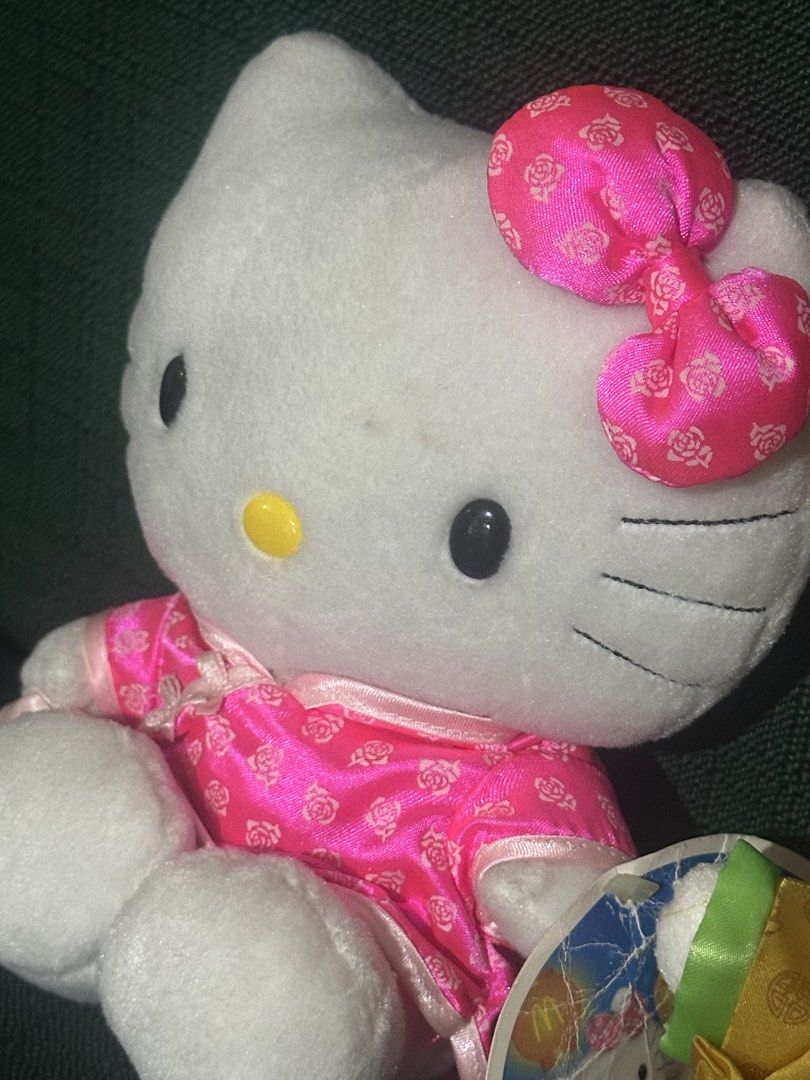McDonald’s Hello Kitty Chinese Costume (Category: Character Goods) located in Manila. Submitted by sytakayama (Listing ID 1462548314, Image 3). Description: vintage McDonald’s Hello Kitty.
