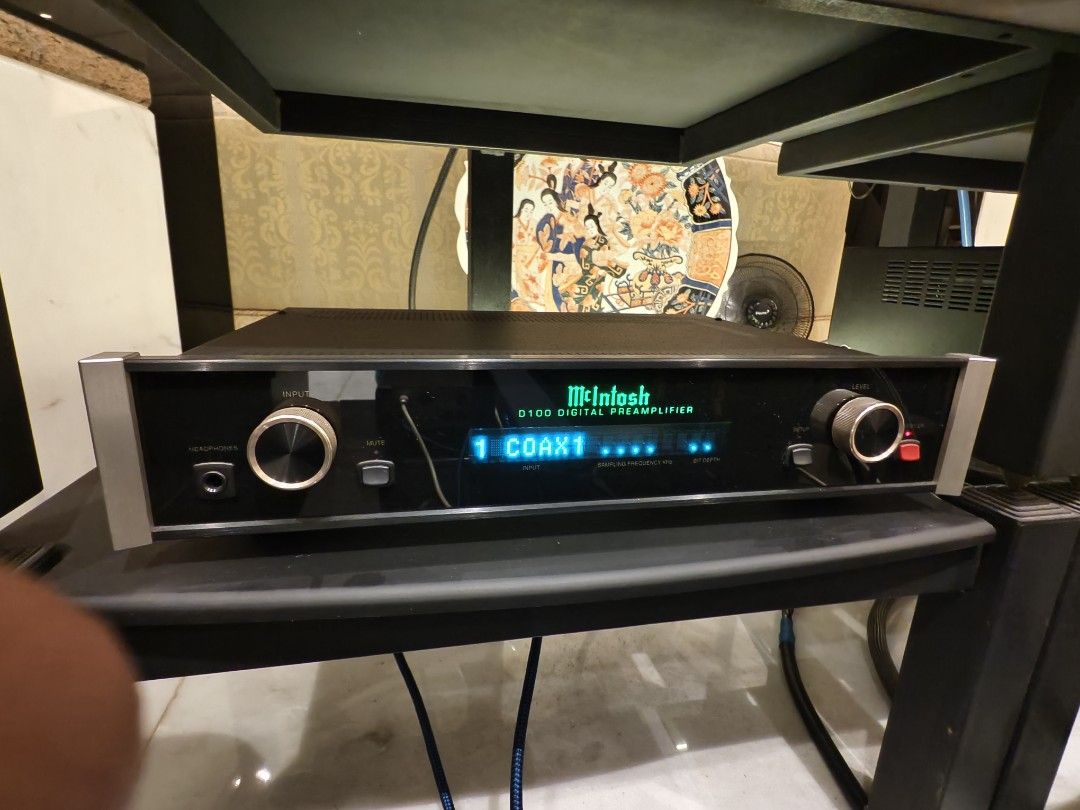 McIntosh D100 Digital Preamplifier （分類：Soundbar、揚聲器、藍牙喇叭、耳擴）位於 Hong Kong。 由 yantojonathan 提交（商品編號 1462559034，圖片 1）。簡介： For sale McIntosh D100 digital preamp used good condition come with remote no box。