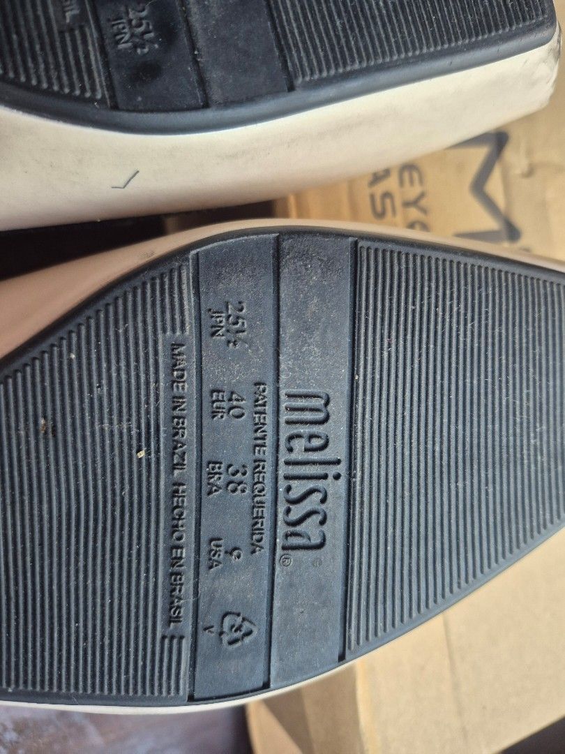 Melissa Ballet Flats Square Toe Bow Detail (Category: Flats & Sandals) located in Leyte. Submitted by melinda66885 (Listing ID 1462442529, Image 3). Description: - Melissa ballet flats - Light beige color - Cute black bow detail on the front - Dark grey trim - Square toe - Made in Brazil.