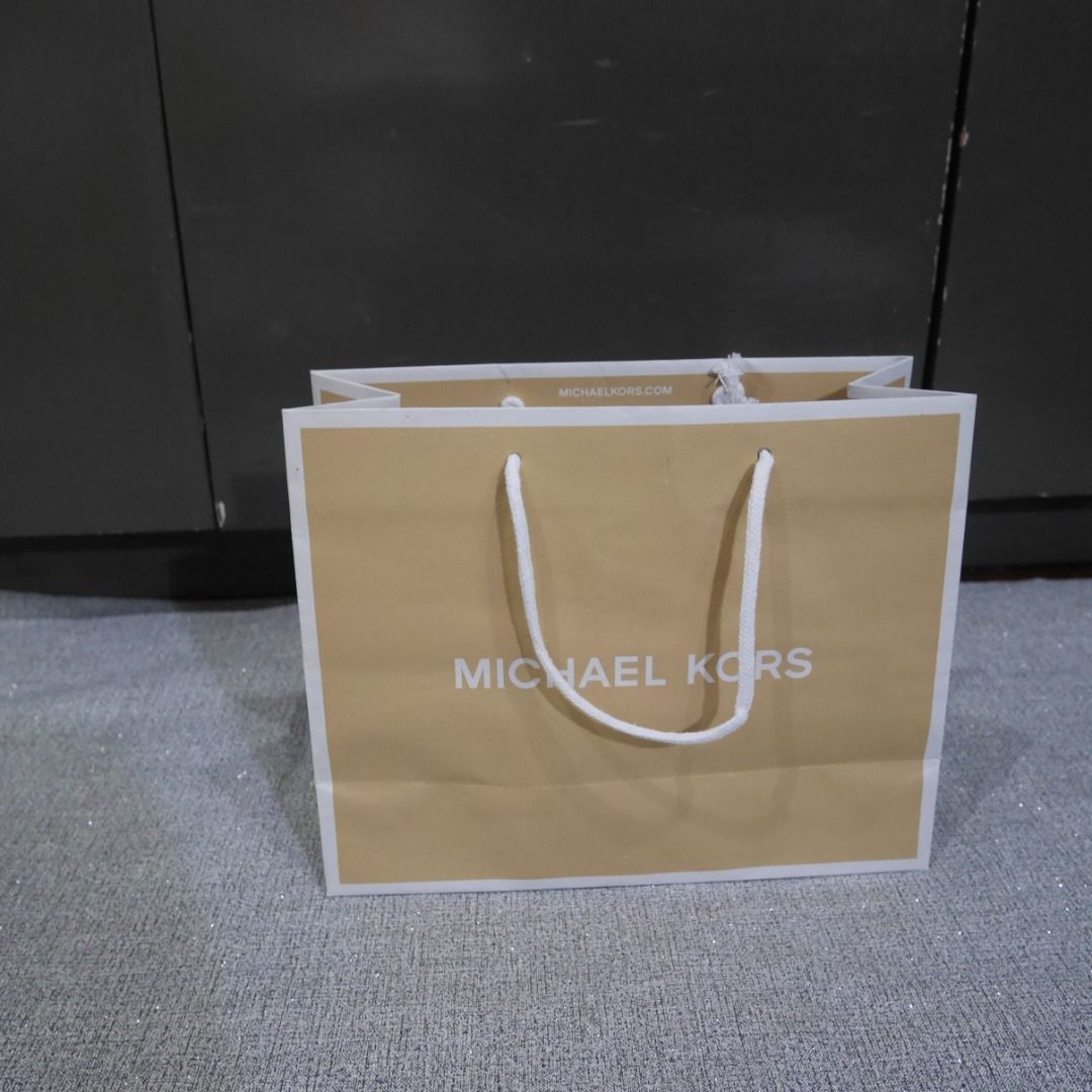 Michael Korrs MK Paper Bag – Small (Category: Other Stationery & Craft) located in Valenzuela. Submitted by cletini (Listing ID 1462630253, Image 1). Description: Fits wallets, purses and small bags and accessories Condition Statement (Very Important): • Authentic: Guaranteed 100% original. • Swipe photos for paper bag size • The paper bag was used only once to transport the purchased item. • Condition : Please see photos for actual item and cond