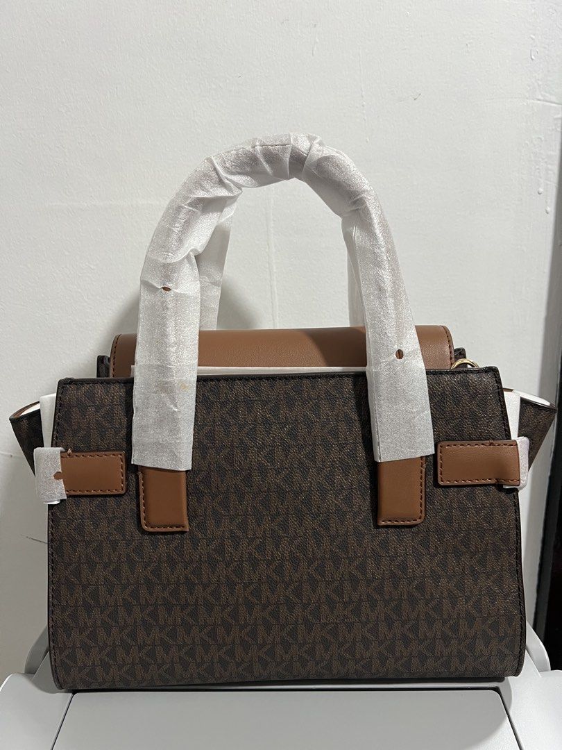 MICHAEL KORS CARMEN MEDIUM (Category: Tote Bags) located in Baguio. Submitted by kyrawang22 (Listing ID 1462668102, Image 2). Description: .