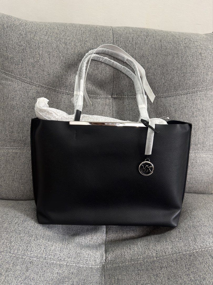 Michael Kors Evelyn Large Tote Bag (Category: Tote Bags) located in Las Pinas. Submitted by bestthriftinspo (Listing ID 1462676476, Image 1). Description: Colors: Black and Husk.