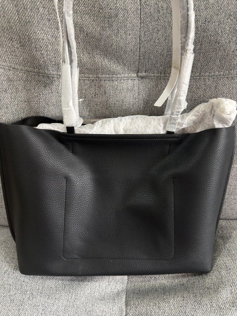 Michael Kors Evelyn Large Tote Bag (Category: Tote Bags) located in Las Pinas. Submitted by bestthriftinspo (Listing ID 1462676476, Image 2). Description: Colors: Black and Husk.