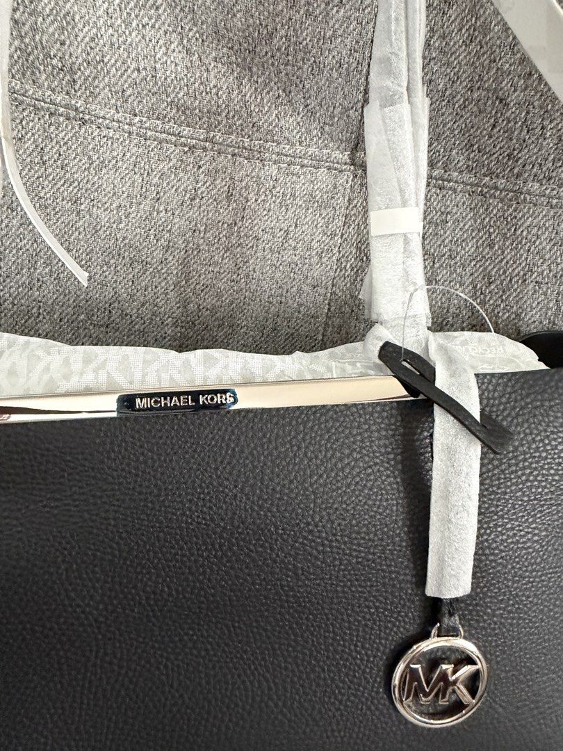 Michael Kors Evelyn Large Tote Bag (Category: Tote Bags) located in Las Pinas. Submitted by bestthriftinspo (Listing ID 1462676476, Image 3). Description: Colors: Black and Husk.
