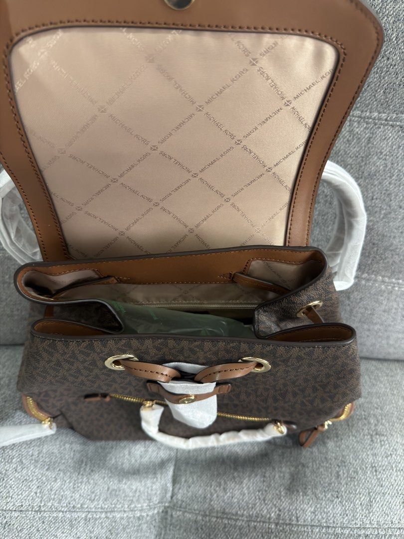 Michael Kors Signature Jet Set Large Logo Backpack (Category: Backpacks) located in Las Pinas. Submitted by bestthriftinspo (Listing ID 1462676846, Image 3). Description: Authentic Michael Kors backpack in Brown.
